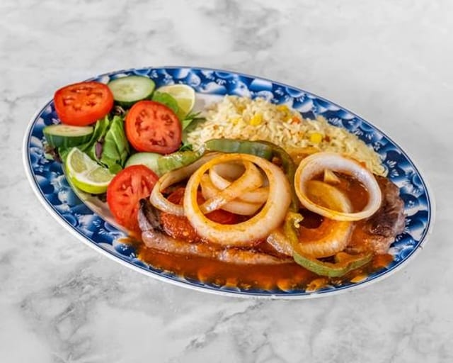 Bistec Ensebollado, Arroz, Y Ensalada.