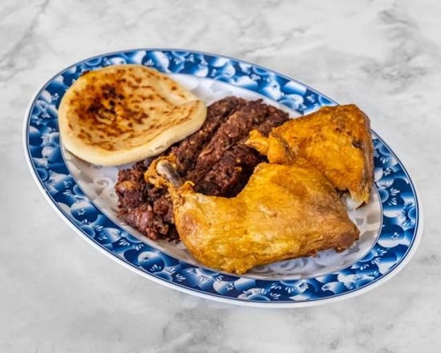 1 Pupusa, Pollo Dorado Y Casamiento.