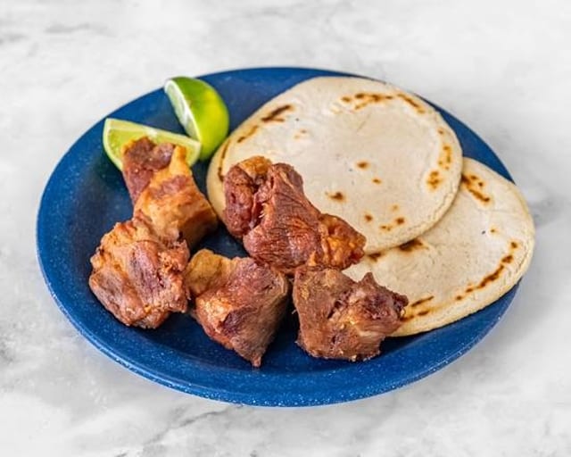 Chicharrones y 2 tortillas.